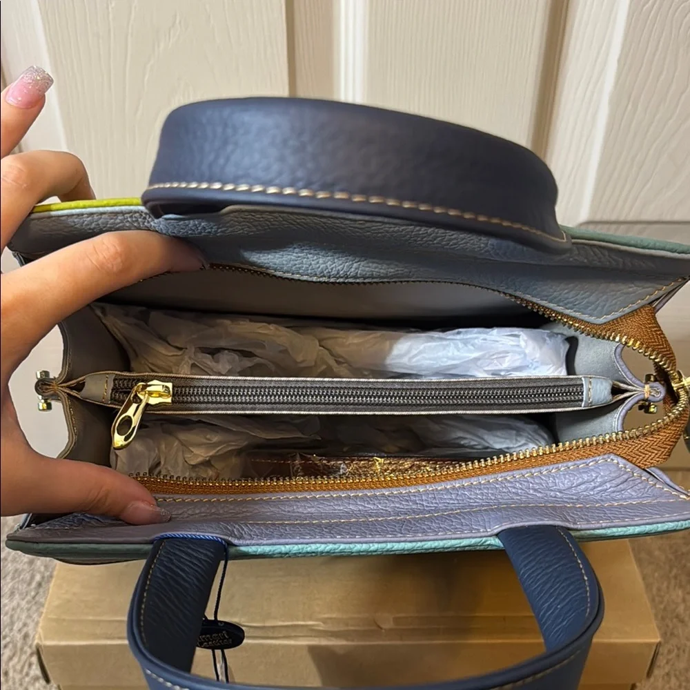 AmeriLeather Arlene Leather Crossbody Bag - Picture 7 of 9